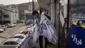 El propietario del negocio, Wahidula Honarwer, declaró que antes de que el presidente Ashraf Ghani huyera del país el 15 de agosto, cuando el Talibán estaba por tomar el poder, producía banderas de todos los países que tenían relaciones diplomáticas con Afganistán.