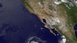 Tormenta Fausto gana fuerza y Elida se debilita