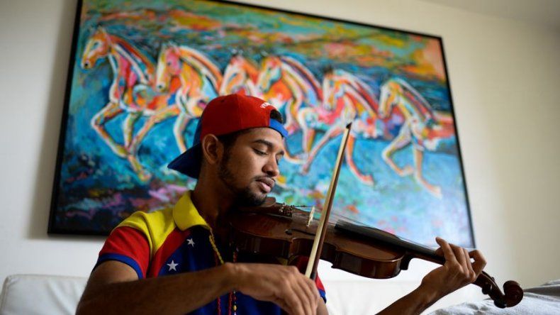 Violinista de protestas en Venezuela lamenta que la calle se apagó