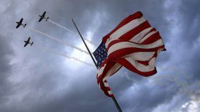 Trump ordena que banderas en EEUU ondeen a media asta 30 días por Bush padre