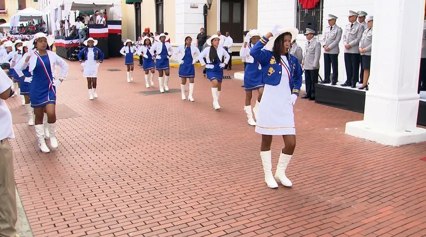 Meduca, estudiantes desfilando durante las fiestas patrias