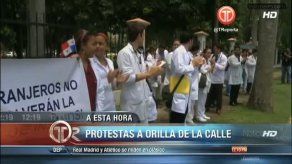 Enfermeras en protesta pacífica muestran su apoyo a los médicos en paro
