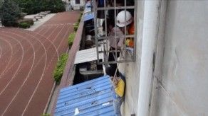 China: Niño de 12 años ayuda a niña cuya cabeza quedó atrapada en una ventana