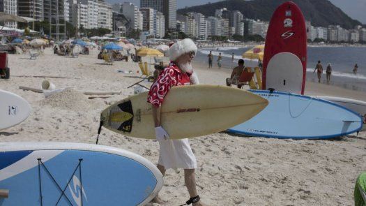Papá Noel surfista festeja primer día de verano en Brasil