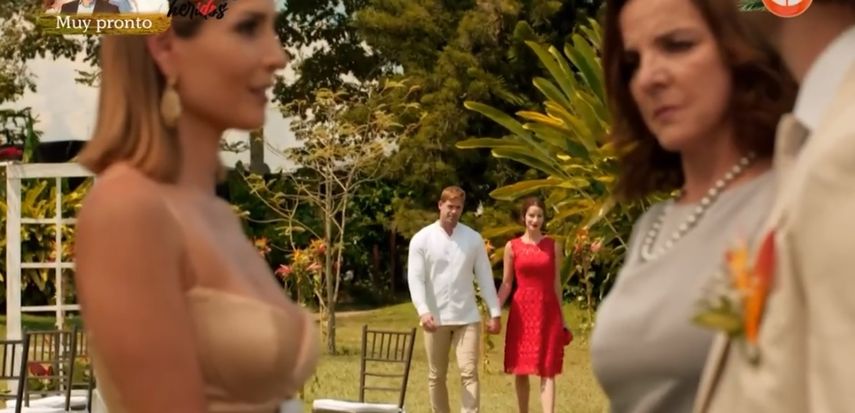 CAFÉ CON AROMA DE MUJER | Gaviota y Sebastián llegan juntos a la boda de Iván