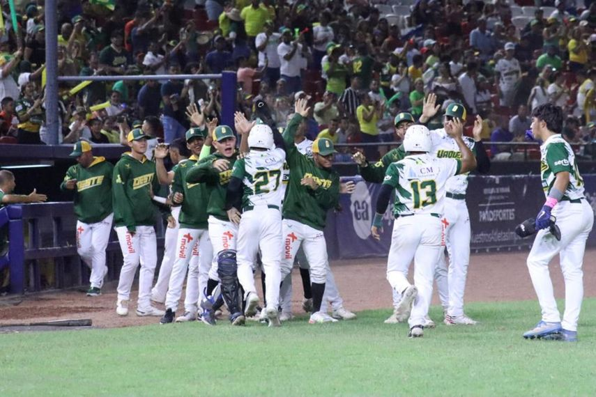 Celebración de la novena de Panamá Oeste al obtener el título de campeón del Béisbol Juvenil 2023.