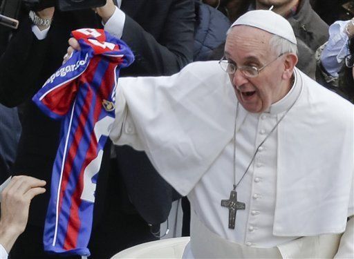 El papa recibe a estrella del fútbol