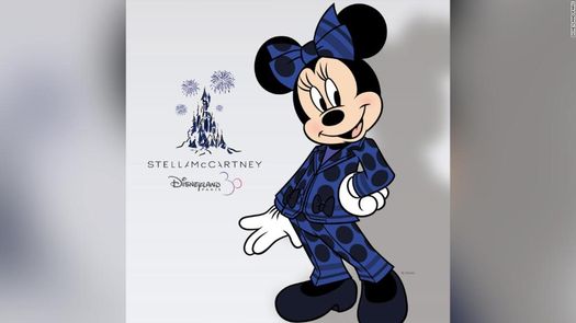 Minnie Mouse deja su traje rojo por un pantalón azul.