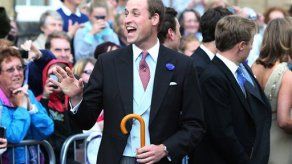 Príncipes británicos asisten a boda de un amigo