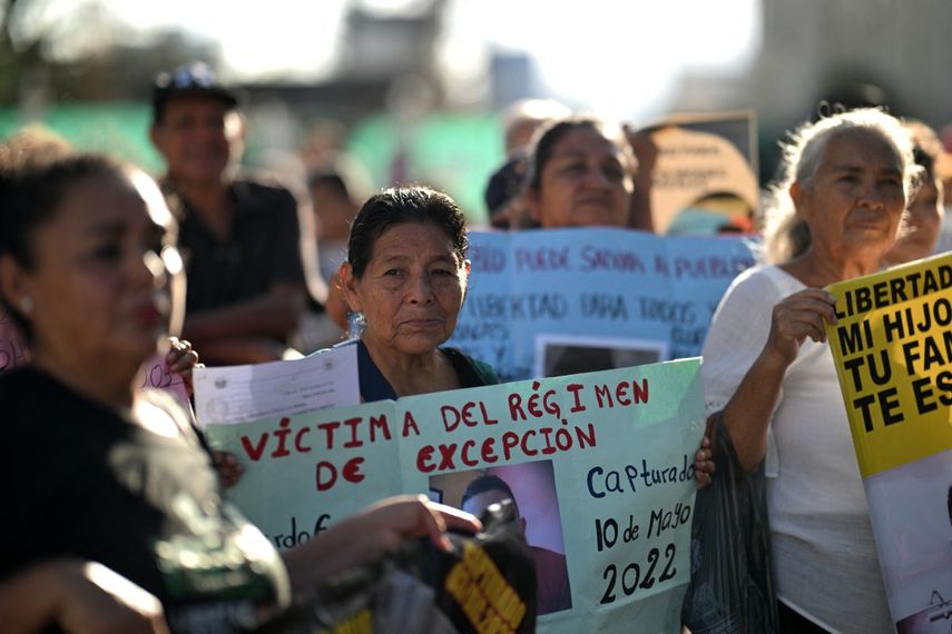 El Salvador prolonga detención sin juicio de presuntos pandilleros hasta 2027.