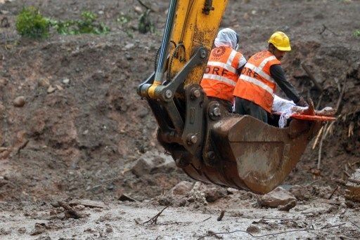 Recobran 73 cuerpos tras alud en India