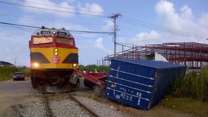 Mujer es arrollada por tren de carga