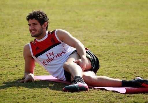 Brasileño Pato echa reversa en polémica con el técnico del Milan