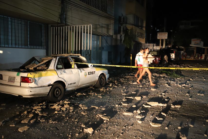 México: Inician labores de limpieza en Acapulco tras sismo