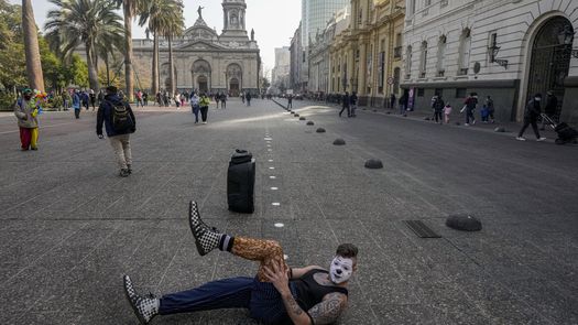 Chile vive una oleada inflacionaria debido a factores externos, como el incremento del precio internacional del petróleo —que importa casi en un 100%— y del valor de los alimentos, que en torno al 50% vienen del exterior.