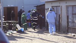 La vocera policial coronel Athlenda Mathe informó que la investigación continúa y que hasta el momento no se ha determinado la causa de defunción.