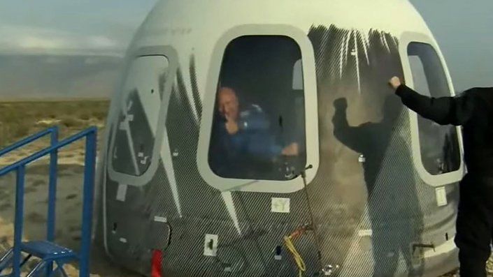 El cohete New Shepard, al que iba a adosada una cápsula que transportaba Jeff Bezos junto a otros 3 tripulantes, despegó a las 8H11 horas locales (13H11 GMT), con apenas unos minutos de retraso sobre el horario El cohete New Shepard, al que iba a adosada una cápsula que transportaba Jeff Bezos junto a otros 3 tripulantes, despegó a las 8H11 horas locales (13H11 GMT), con apenas unos minutos de retraso sobre el horario