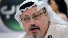 Rey y principe heredero saudíes reciben a familiares de Khashoggi