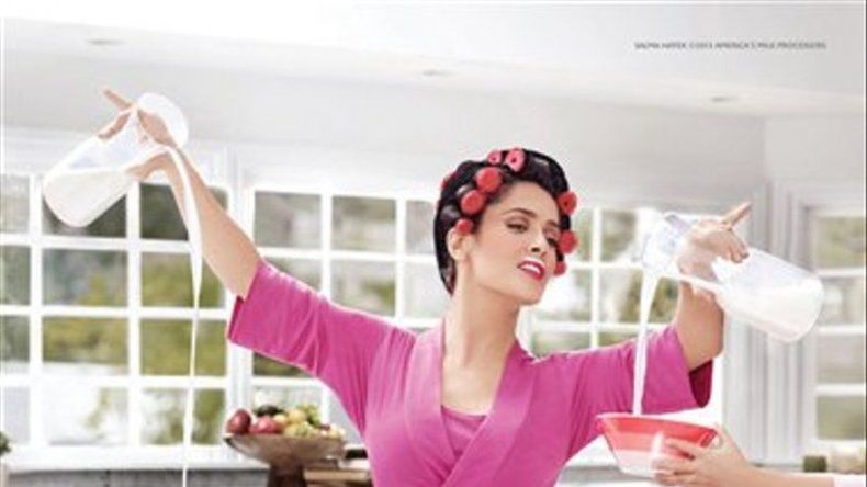 Salma Hayek vuelve a dejarse el bigote... de leche