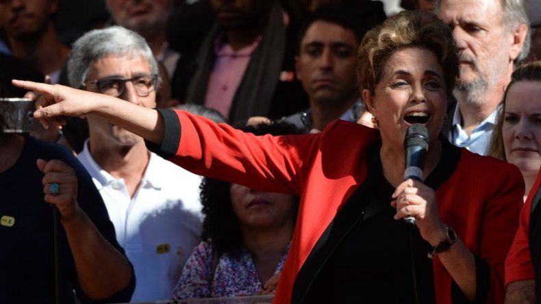 Rousseff recibe la llama de Río 2016 al borde de un impeachment olímpico