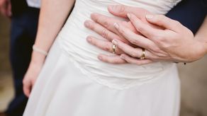 Por qué no es sano incluir a los padres en decisiones maritales