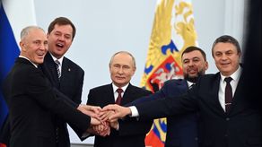 Como respuesta a la contraofensiva ucraniana, el presidente de Rusia, Vladimir Putin, ordenó una movilización militar parcial que pretende reunir al menos 300.000 reservistas para reforzar las unidades repartidas por los 1.000 kilómetros de frente en Ucrania.