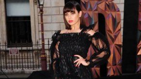 Charli XCX tuvo que beberse media botella de champán antes de bailar con Taylor Swift