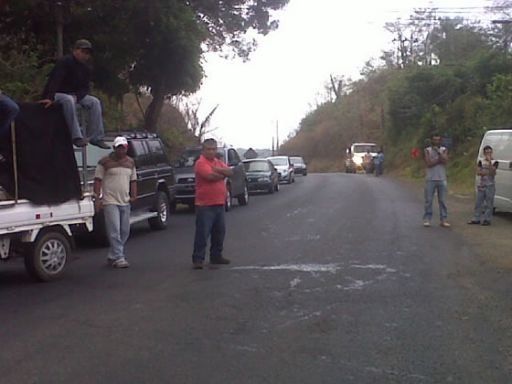 Residentes de Portachuelo cierran vía a Boquete en Chiriquí