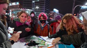 Las mujeres firman una petición durante una manifestación exigiendo el restablecimiento del derecho al aborto en Polonia.