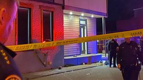 La policía procesaba las pruebas en hasta ocho escenas distintas, repartidas por varias cuadras en torno al lugar del tiroteo.