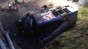 Camión de reparto se precipita y deja tres muertos en Colón
