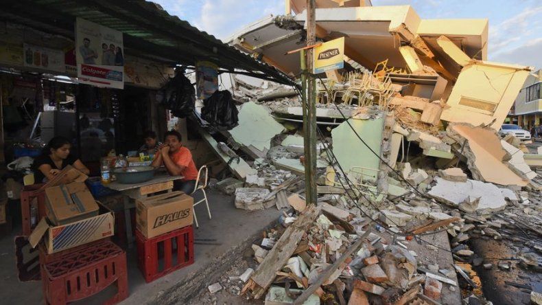 Sube a 646 la cifra de muertos en Ecuador por potente sismo