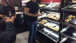 Travolta sorprende a los argentinos al presentarse en pastelería
