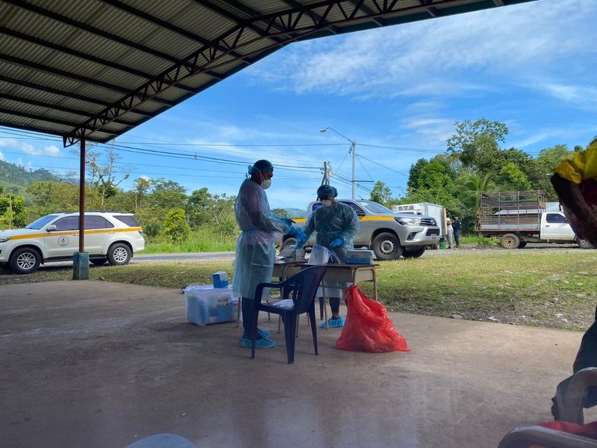 Las autoridades de salud efectúan las pruebas de COVID-19 a nivel nacional.