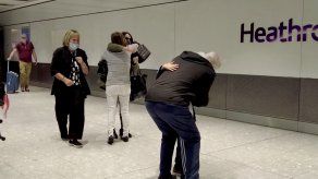 Reencuentros emocionados en aeropuerto de Londres tras un año de restricciones