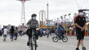 NY celebra bajo restricciones Día de Caídos en Guerras