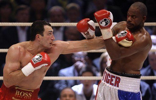 Klitschko noquea a Thompson y retiene campeonatos pesados