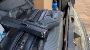 Unidad de la Policía Nacional coloca arma de fuego dentro del vehículo particular de una ciudadana, aduciendo docencia.&nbsp;