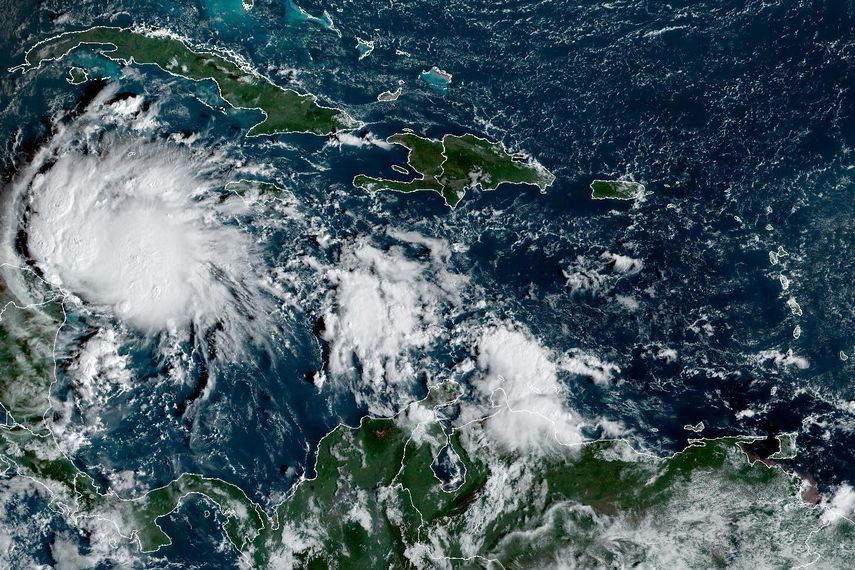La tormenta Lisa se convierte en huracán y apunta a Belice