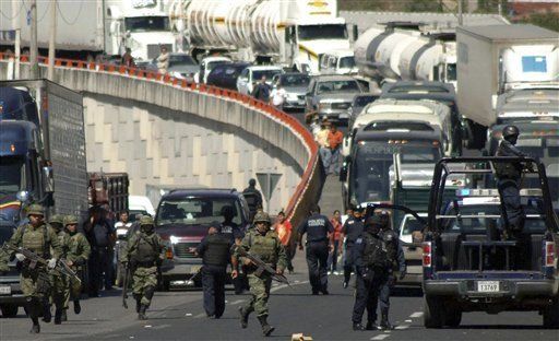 Dos muertos al chocar estudiantes y policías en sur de México