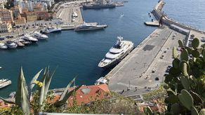 El Dilbar tiene bandera de Islas Caimán y está registrado a nombre de un conglomerado de empresas en Malta, países cuya legislación bancaria atrae grandes fortunas.