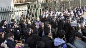 Irán deja en libertad a cientos de manifestantes