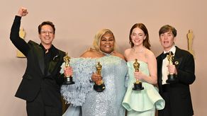 Emma Stone, Cillian Murphy, DaVine Joy Randolph y Robert Downey Jr. posan en la sala de prensa durante la entrega de los Premios Oscars 2024