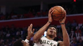 Antetokounmpo anota 41 y guía a Bucks a barrer a Pistons