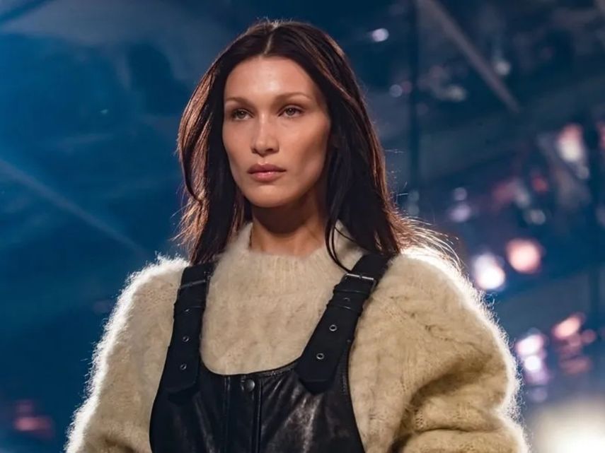 Bella Hadid aplica hielo en su rostro como parte de su rutina de belleza Bella Hadid aplica hielo en su rostro como parte de su rutina de belleza