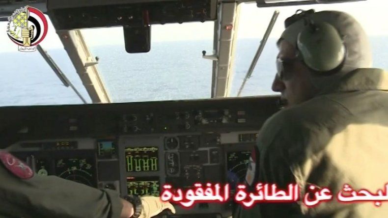 Encuentran un resto humano entre las piezas del avión de Egyptair siniestrado