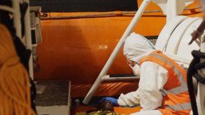 Evacúan a 2 migrantes de barco de rescate anclado en Italia
