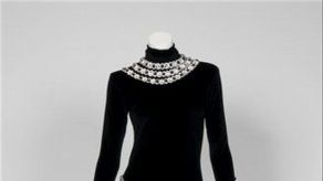 Subastan vestido y pendientes de Whitney Houston