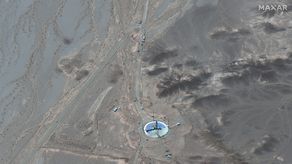 Imágenes satelitales tomadas por Maxar Technologies mostraron preparativos en una plataforma de lanzamiento en el Puerto Espacial Imán Jomeini en la provincia rural de Semnan.