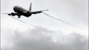 Avión de pasajeros con neumático desinflado aterriza